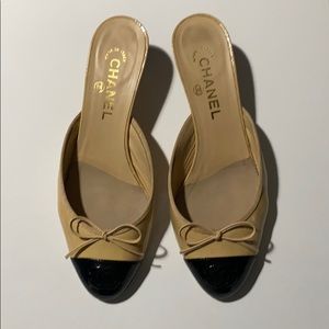 CHANEL CC INTERLOCKING BI COLOR MULES.